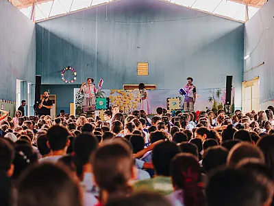 Teatro leva diversão e ensino sobre educação financeira para 1,6 mil alunos para escola da Reme