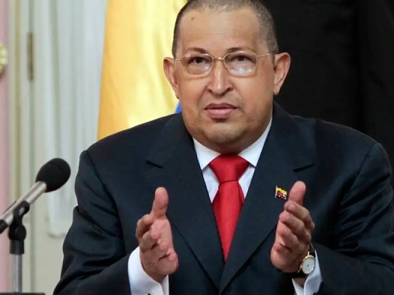 Chávez aparece careca em reunião com ministros