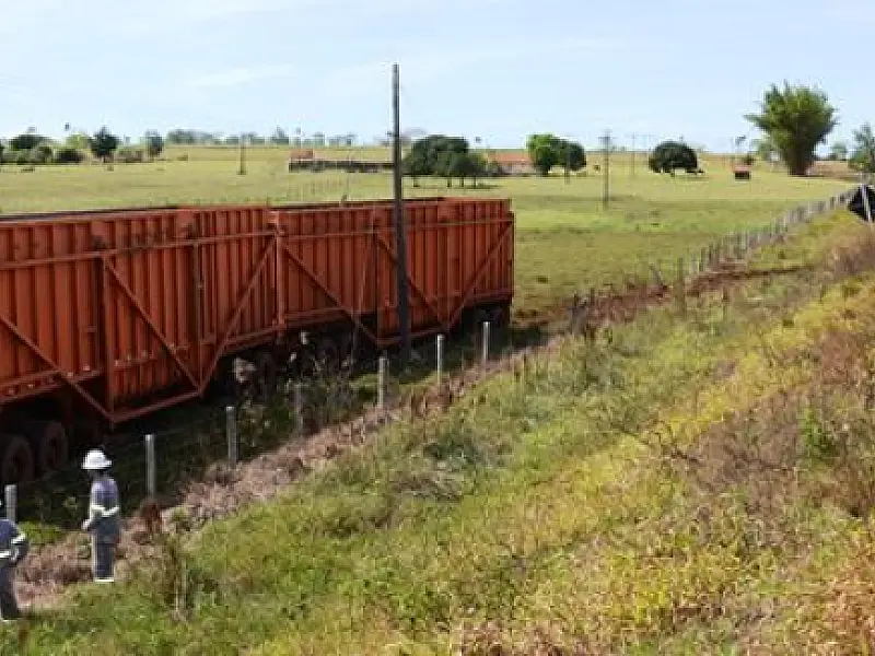Cidade de Angélica fica sem energia após carreta colidir em poste