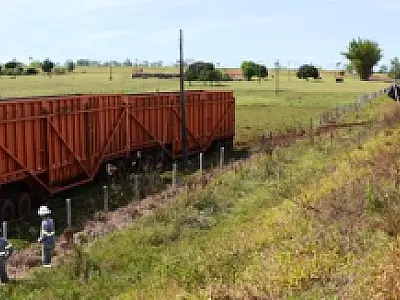 Cidade de Angélica fica sem energia após carreta colidir em poste