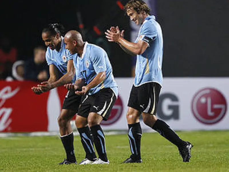 Uruguai vence e pega Argentina nas quartas