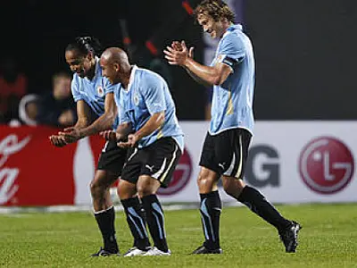Uruguai vence e pega Argentina nas quartas