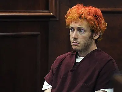 De cabelo vermelho, atirador do cinema aparece no tribunal nos EUA