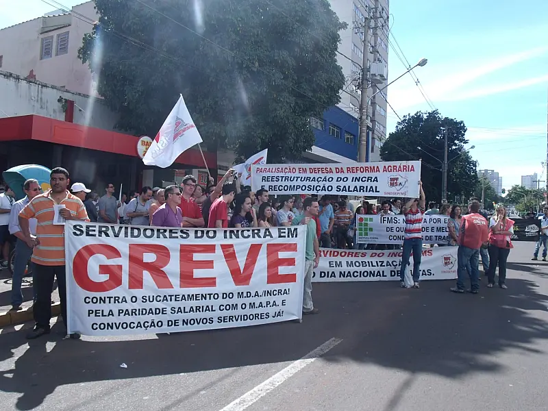 Servidores públicos federais estão em greve e fizeram passeata