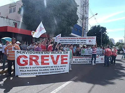 Servidores públicos federais estão em greve e fizeram passeata