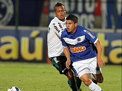 Cruzeiro vence Coritiba e reage no campeonato