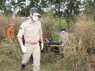 Motociclistas ficam gravemente feridos ao desviar de carreta, em Pedro Gomes