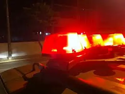 Homem agride irmão e amigo com madeira em Dourados