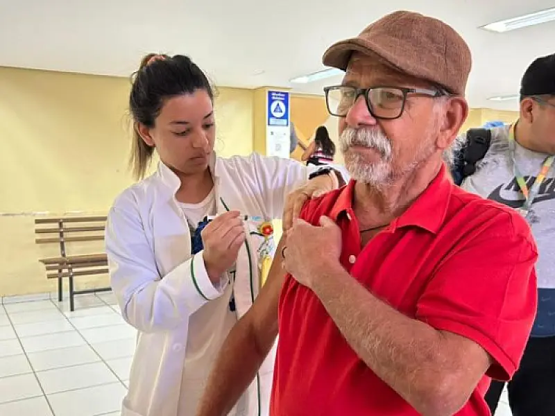 VACINAÇÃO ITINERANTE FACILITA O ACESSO DA POPULAÇÃO E CONTRIBUI PARA AMPLIAR A COBERTURA VACINAL