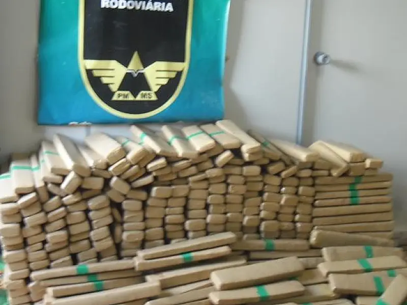 PMR apreende maconha em carro que tentou furar bloqueio policial