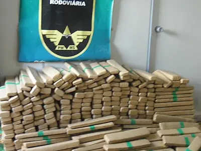 PMR apreende maconha em carro que tentou furar bloqueio policial