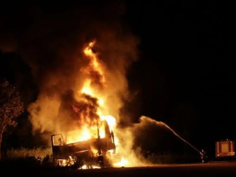 Caminhão fica destruído após pegar fogo na BR-163, em Coxim