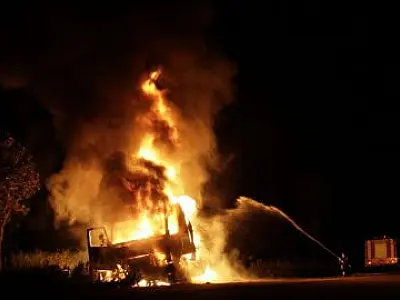 Caminhão fica destruído após pegar fogo na BR-163, em Coxim