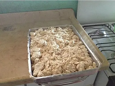 Homem é preso com pasta base em assadeira de bolo