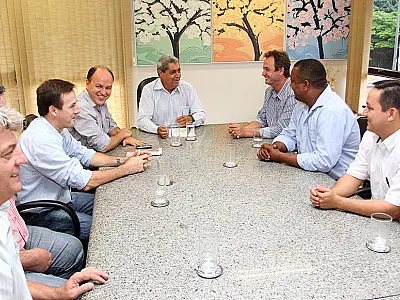 Deputado Junior Mochi e lideranças de Sonora apresentam reivindicações ao governador