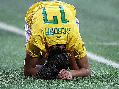 Seleção feminina volta a perder nos pênaltis e leva prata