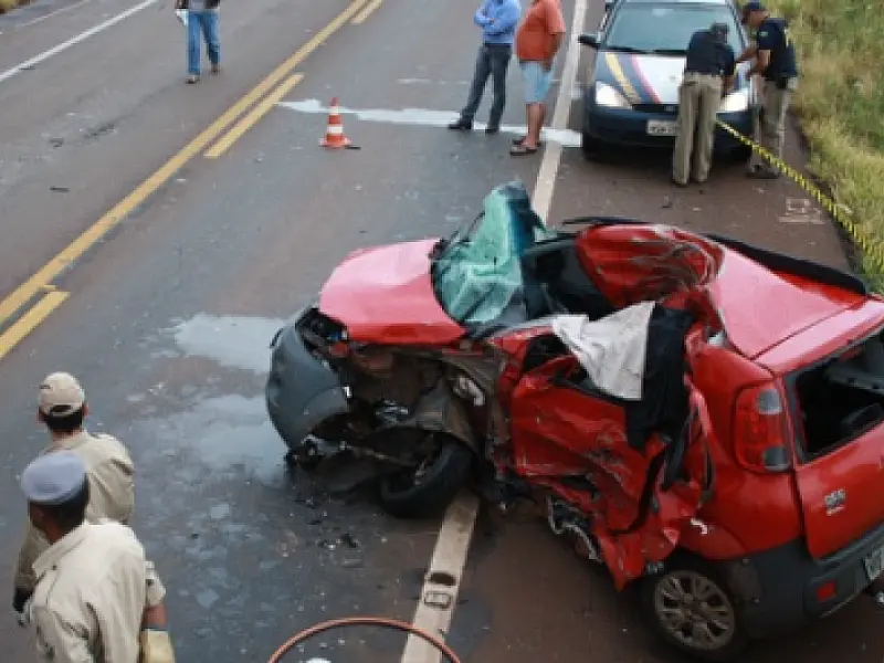 Depois de aquaplanagem, Uno bate em carreta e condutor morre