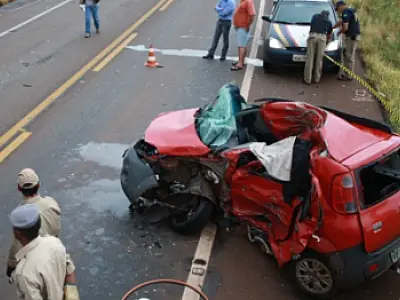 Depois de aquaplanagem, Uno bate em carreta e condutor morre