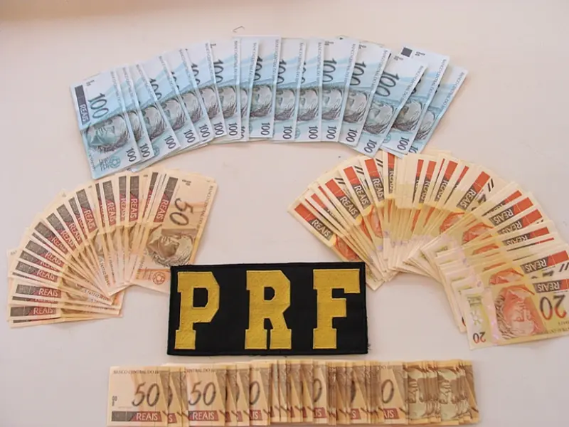 Mais de R$ 18 mil reais em cédulas falsas foram apreendidos em BMW