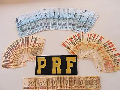 Mais de R$ 18 mil reais em cédulas falsas foram apreendidos em BMW