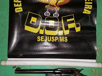 Policiais apreendem arma de fogo e cumpre mandado de prisão