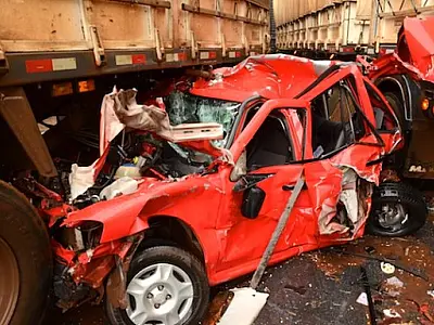 Em rodovias de MT carro é esmagado e acidente com van; sem vítimas fatais