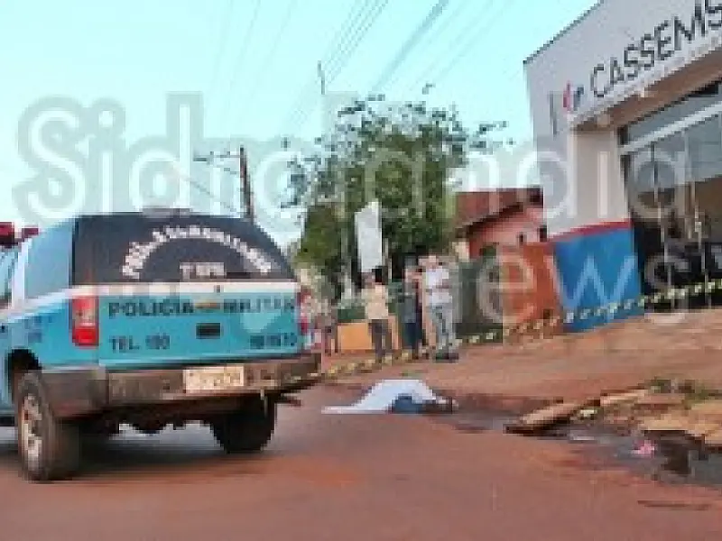 Homem  é brutalmente assassinado com diversas facadas pelo corpo