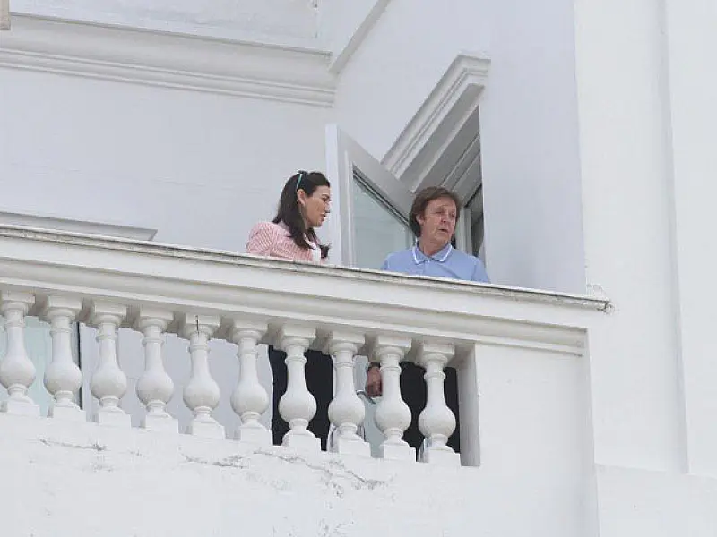 Paul McCartney aparece na varanda do hotel no Rio de Janeiro