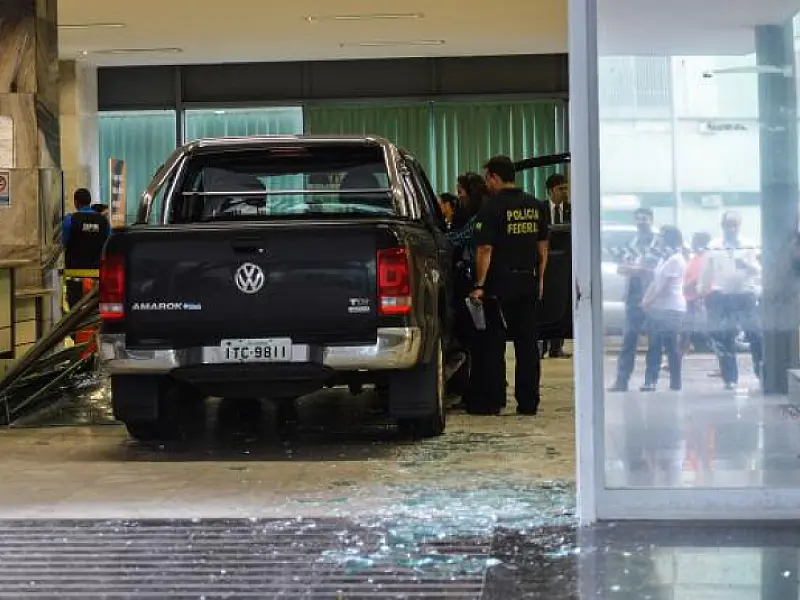 Caminhonete invade Ministério da Fazenda e Polícia Federal faz perícia no local