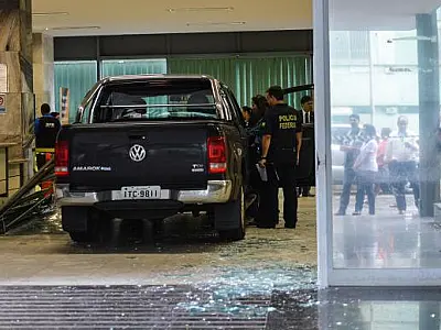 Caminhonete invade Ministério da Fazenda e Polícia Federal faz perícia no local
