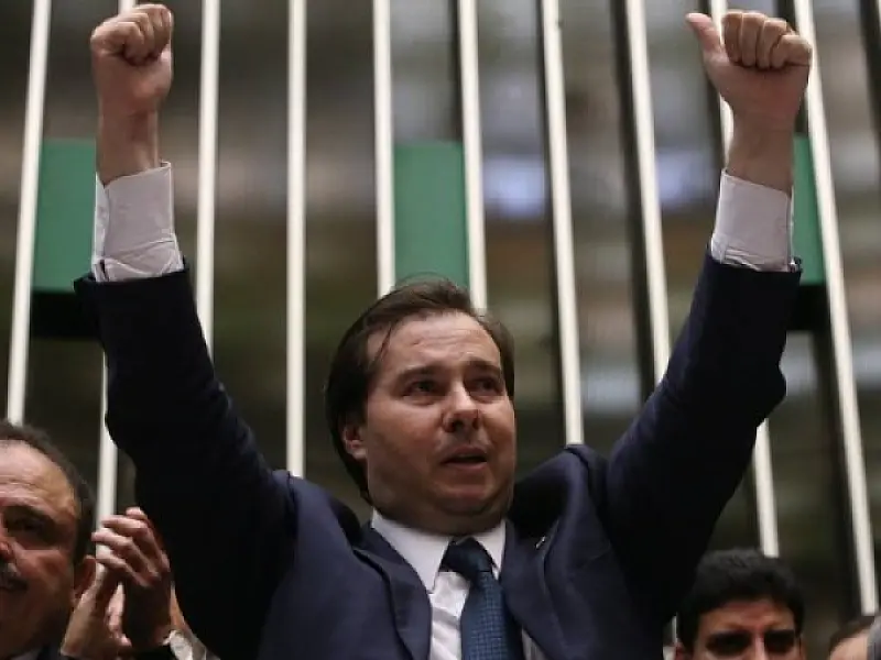 Rodrigo Maia chora e diz que tentará governar com 'simplicidade'