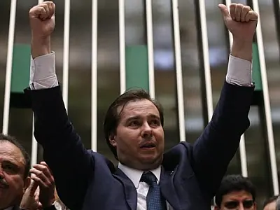Rodrigo Maia chora e diz que tentará governar com 'simplicidade'