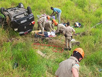 Carro capota e cinco pessoas ficam feridas na BR-163 na manhã desta segunda