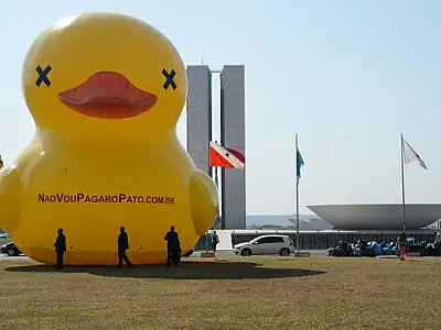 Campanha contra aumento de impostos leva pato gigante à Esplanada