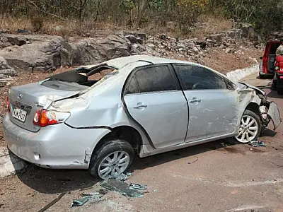 Corolla fica destruído em acidente ocorrido entre Coxim e Rio Verde nesta sexta