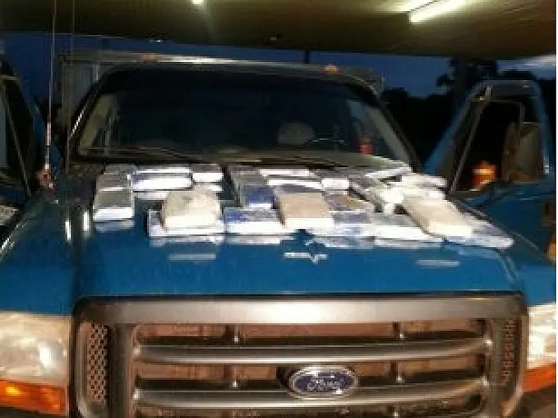 PRF apreende cocaína, maconha, dinheiro e aparelho celular