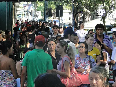 Centenas de pais madrugam na fila por vaga em Ceim de Dourados