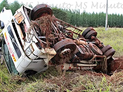 Caminhão tanque que transportava óleo diesel tomba na BR 262