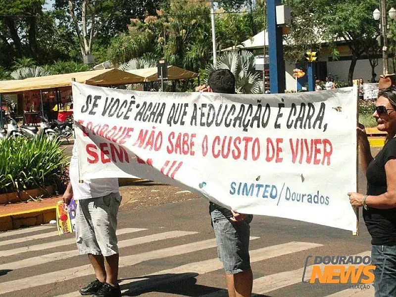 Educadores de Dourados decidem por paralisação em março