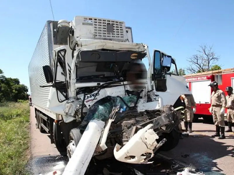 Motorista de caminhão morre após bater na traseira de bitrem na BR-163