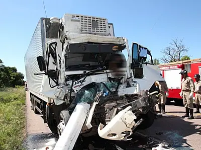 Motorista de caminhão morre após bater na traseira de bitrem na BR-163