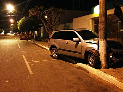 Motorista dorme ao volante e bate carro de luxo em Três Lagoas
