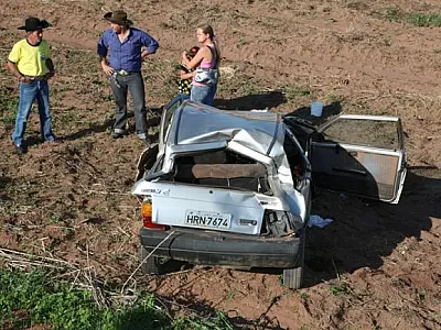 Carro fica destruído e família sobrevive em acidente