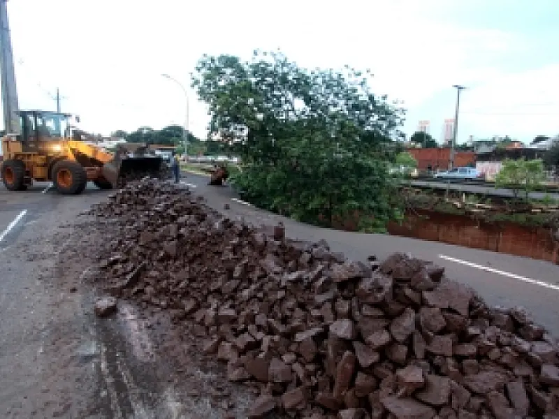 Trecho da Avenida Ernesto Geisel continua interditado