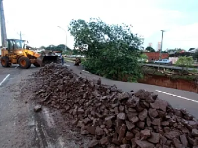 Trecho da Avenida Ernesto Geisel continua interditado