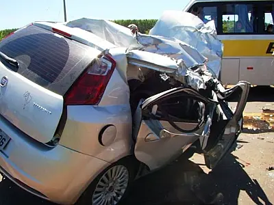Três ficam feridos em colisão na BR-262
