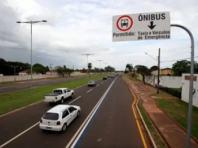 Faixa para ônibus implantada na Duque de Caxias