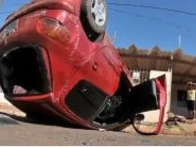 Motorista capota veículo no bairro Coophasul