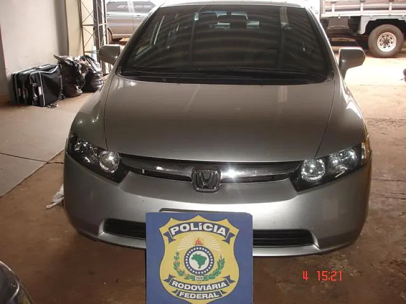 Carro é preso com joias e produtos contrabandeados