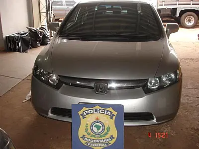 Carro é preso com joias e produtos contrabandeados